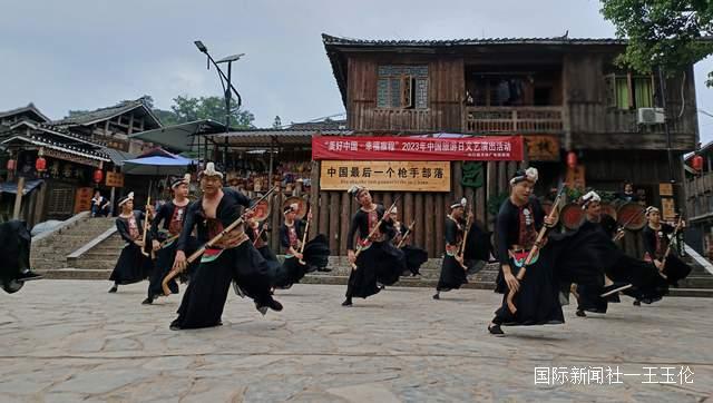 贵州从江：岜沙苗寨庆祝第十三个“中国旅游日”